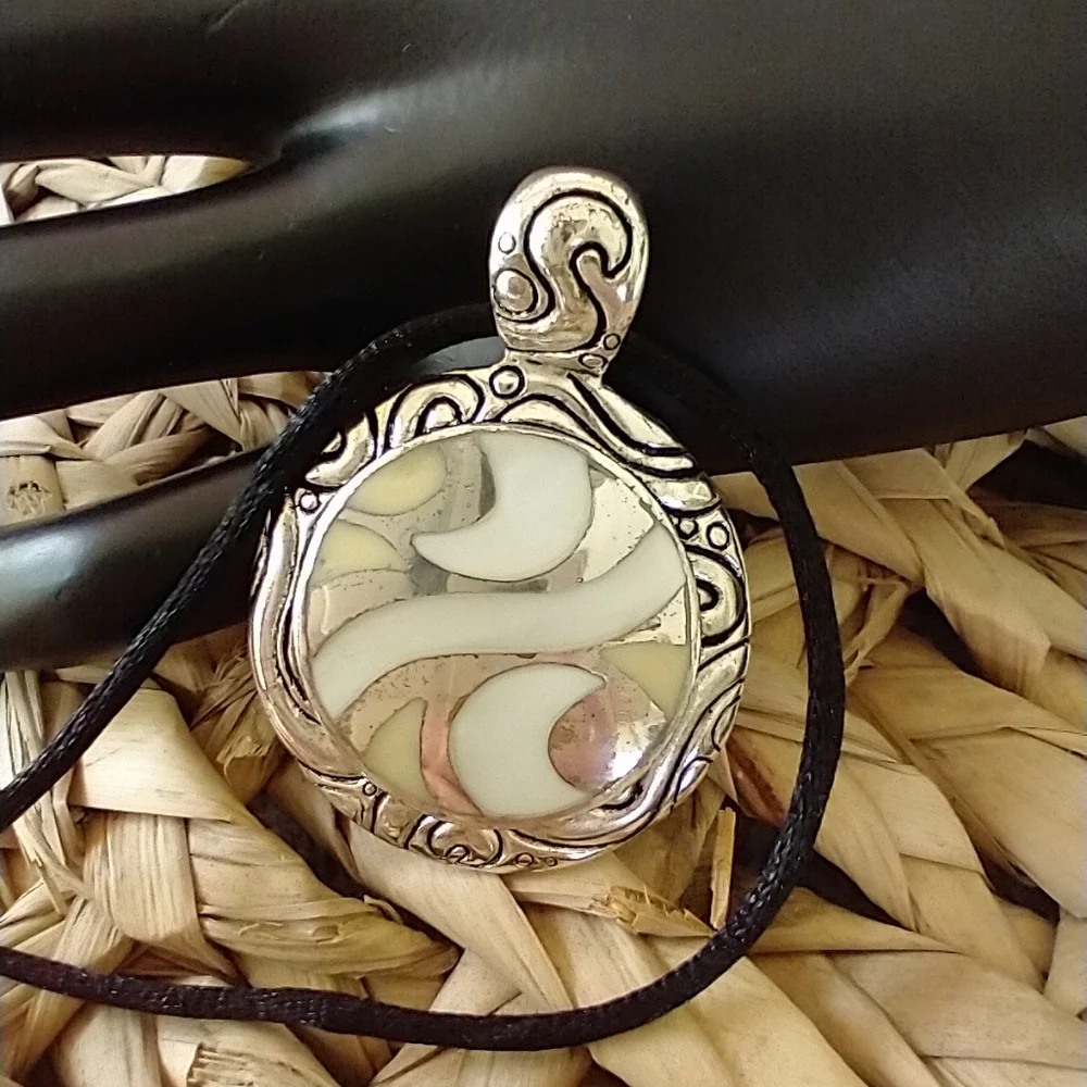 Pendant - Picture 2 of 12